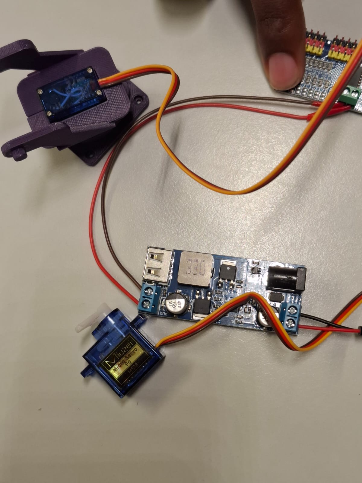 Servo motors and controller boards used in I-SPI